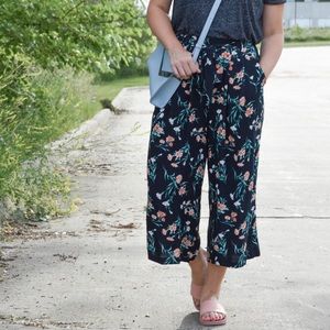 American eagle culotte pant 🤩.  Flower print 🌸